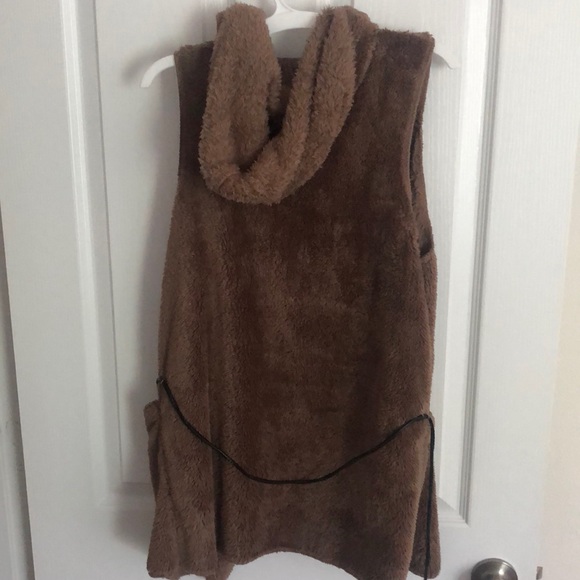 Hooded faux-fur vest - Picture 2 of 2